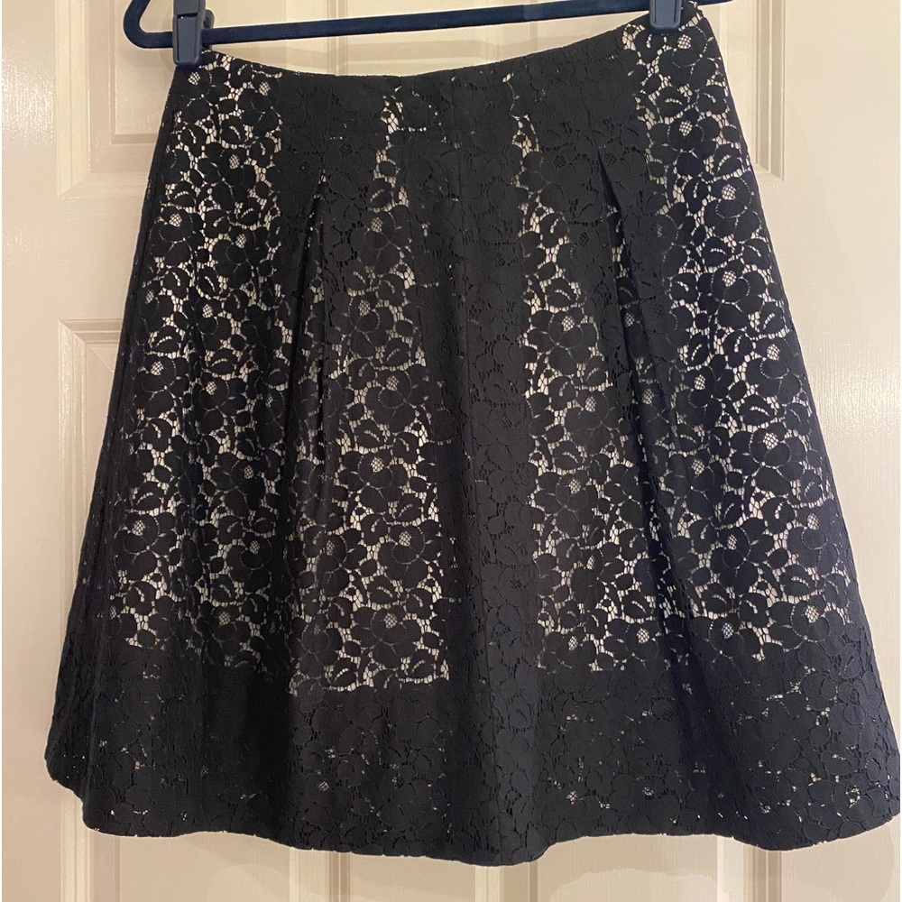 Short laced black skirt